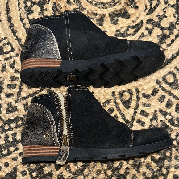 Sorel Charcoal and Black Suede Boots - Picture 3 of 13